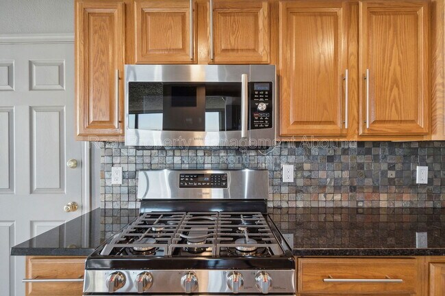 Building Photo - 410 W 7th St