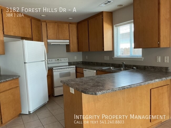 Building Photo - 3182 Forest Hills Dr