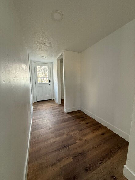 Building Photo - 1546 E 700 S