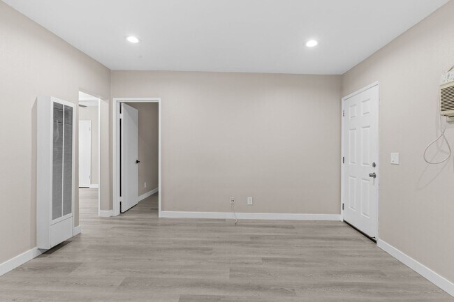 Interior Photo - 113-201 South Lillie Avenue