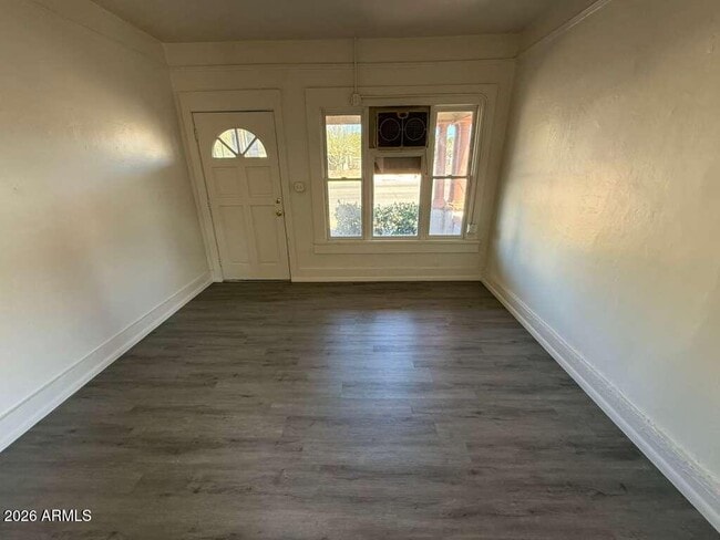 Building Photo - 663 E 8th St