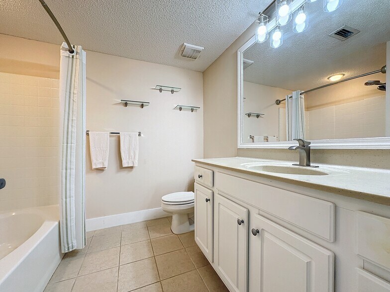Building Photo - 12021 Villanova Dr