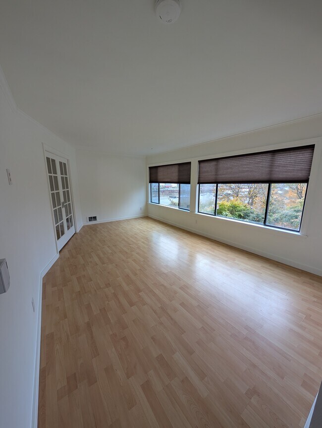 Building Photo - 2550 Thorndyke Ave W