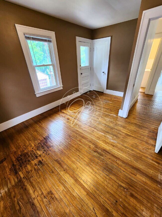 Building Photo - Charming 3-Bedroom Home with Spacious Rooms, Garage & Appliances Included!