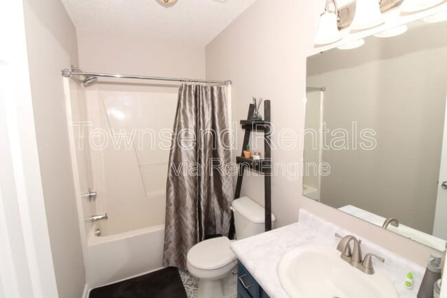Building Photo - 4401 Clifton Dr