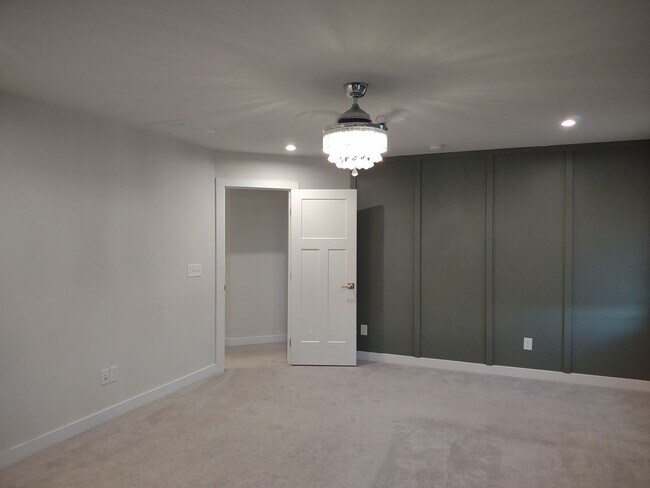 Building Photo - Superlative 6 Bedroom, 5 Bathroom Home in an Upscale Community!