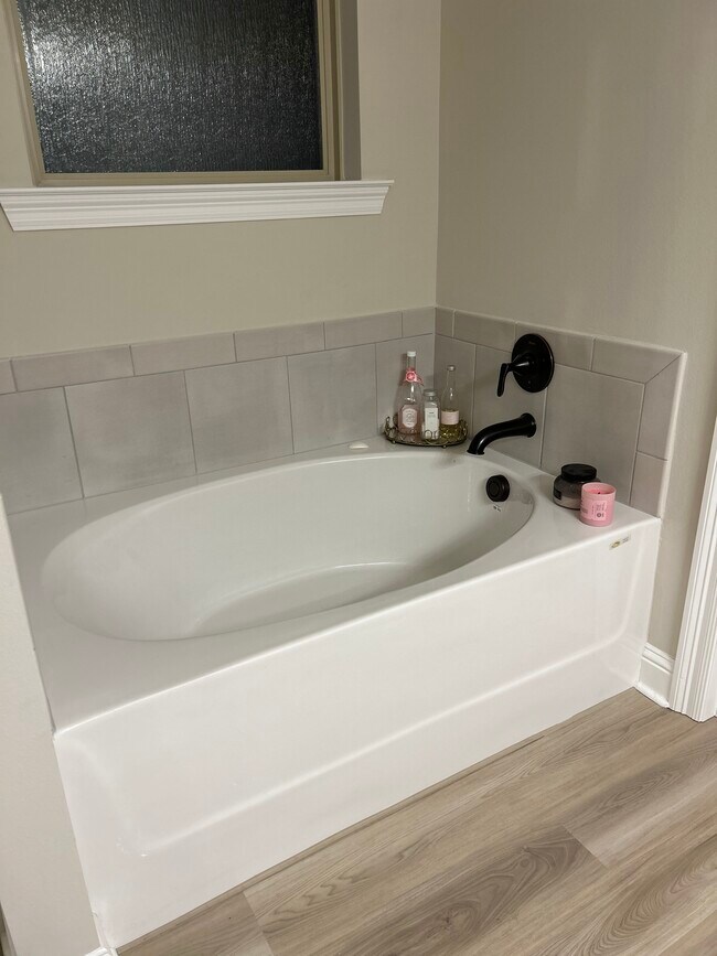 Master bathroom - 7157 Kenilworth Crossing Ave