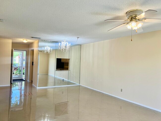 Building Photo - 176 Lake Evelyn Dr