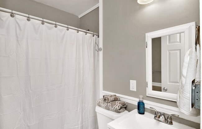 Building Photo - U. City - Beautiful Rehabbed home for rent