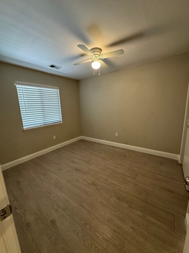 Building Photo - Remodeled Silver Creek Beauty