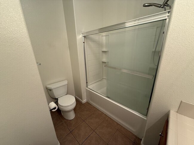 Building Photo - Spacious and Beautiful 4 bedroom luxury ho...