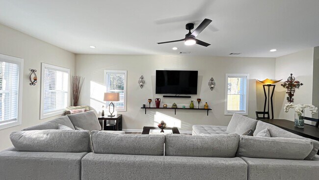 Building Photo - 2813 Mead Rd