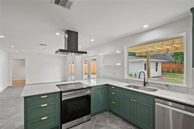 Building Photo - 312 W 31st St