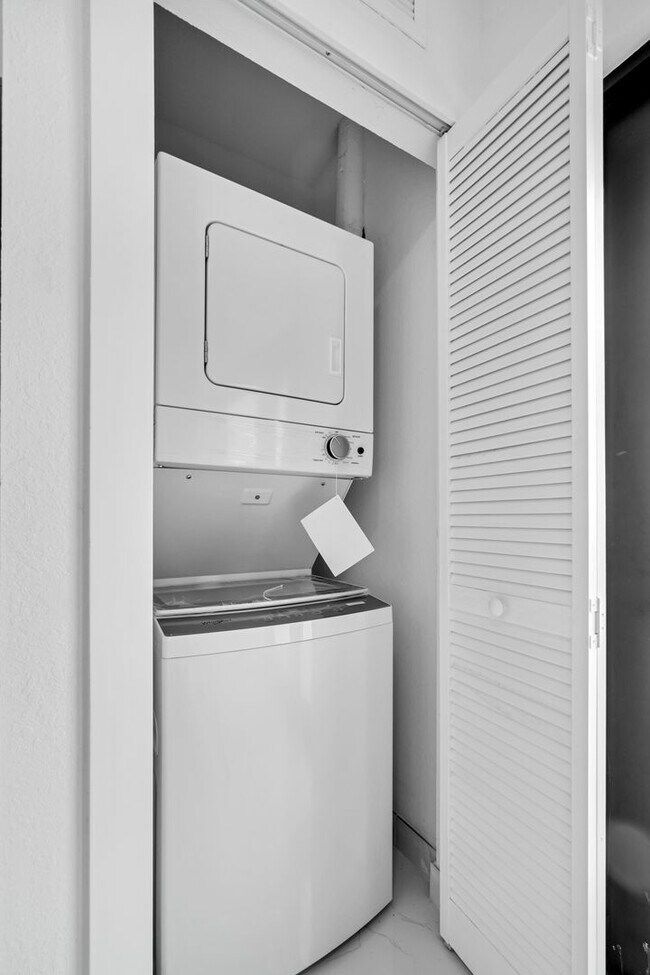 Building Photo - Goulds 4 Bed Triplex