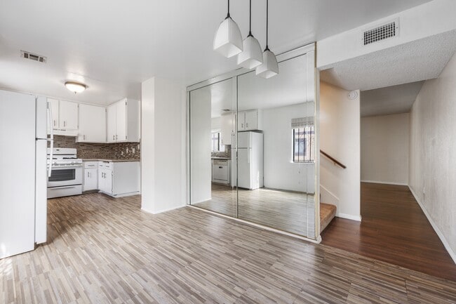 Building Photo - 515 W Gardena Blvd