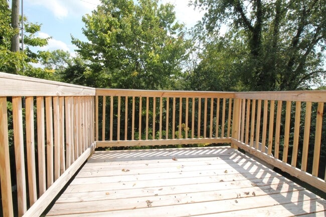 Building Photo - 414 Lakeview Dr