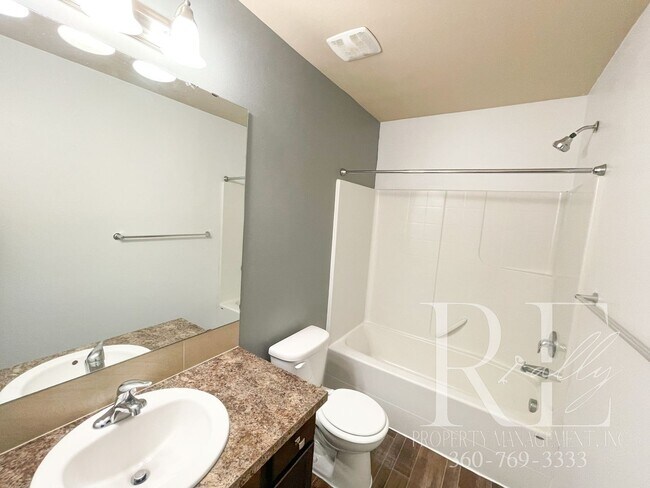 Building Photo - Spacious 3 bedroom
