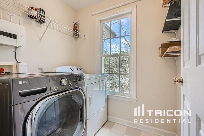Building Photo - 712 Gardenside Cir SE