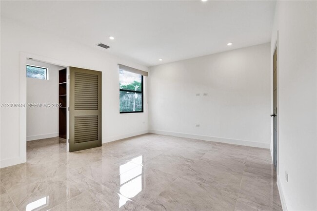 Building Photo - 2887 SW 33rd Ave