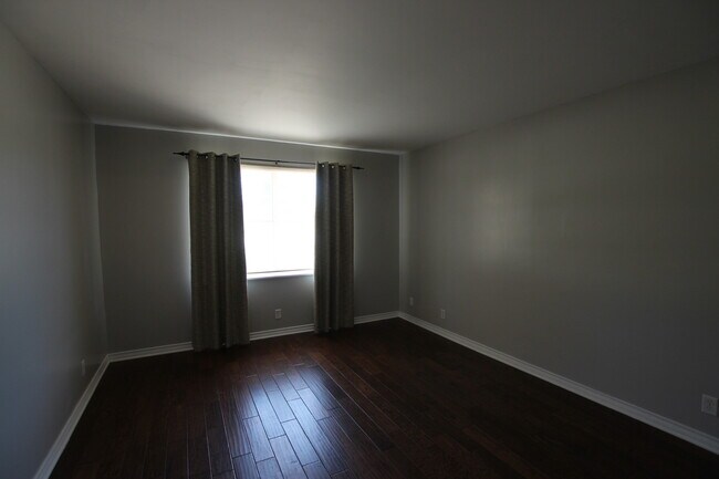 Building Photo - 2930 Williamsburg Dr