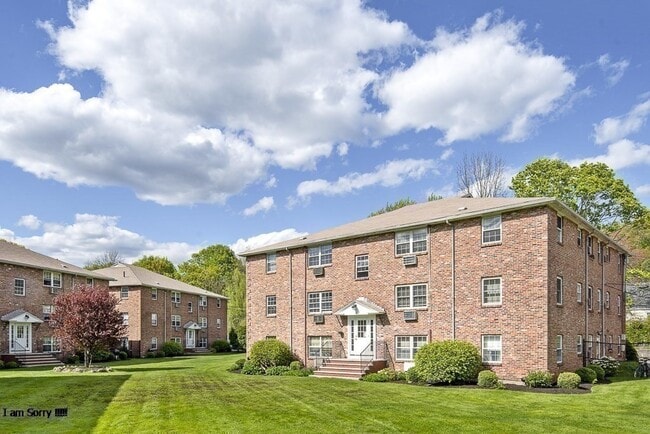 Building Photo - 12 Colonial Village Dr