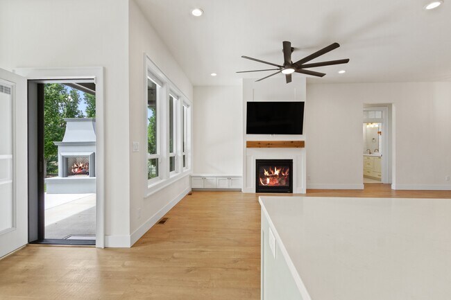 Building Photo - 207 W Wrangler St
