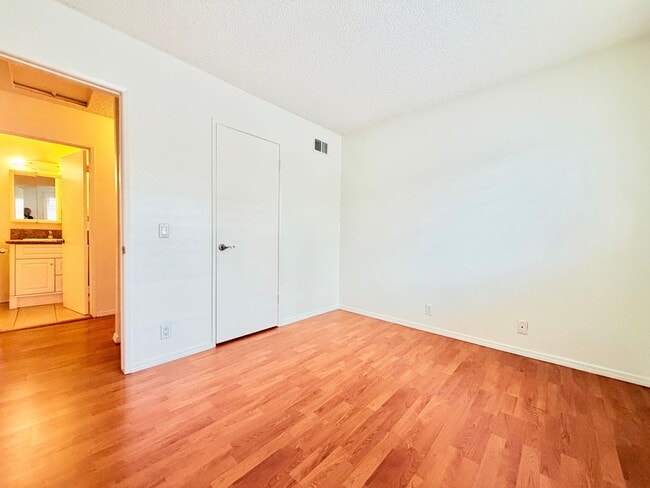 Building Photo - Beautiful two bedroom one bath