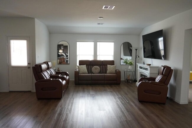 Building Photo - 231 Milliner Lp