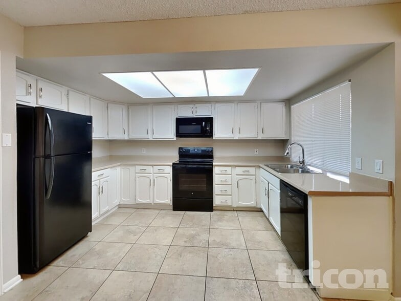 Building Photo - 4633 W Bluefield Ave