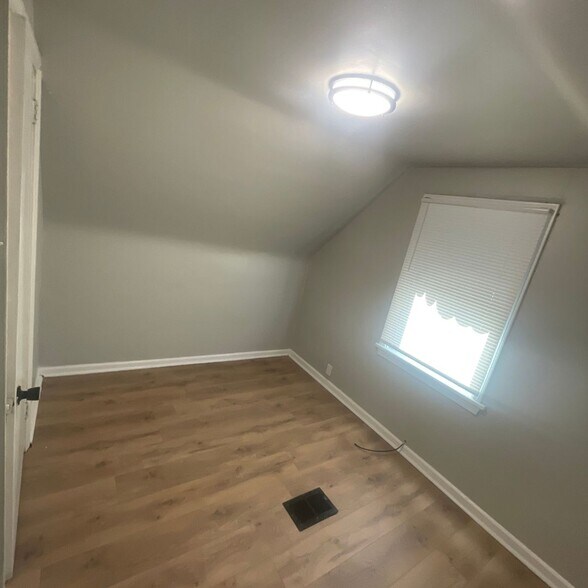 Building Photo - 243 James St