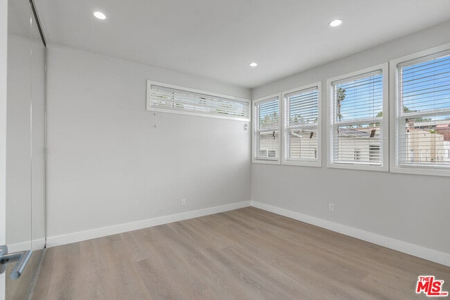 Building Photo - 144 N Swall Dr