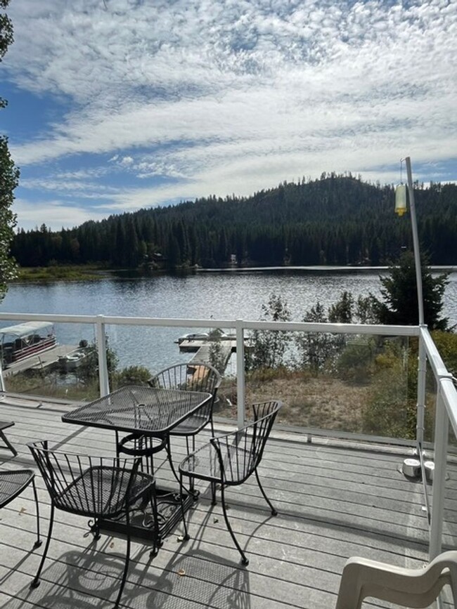 Building Photo - Cabin on the Lake!! Fully furnished 5-bedr...