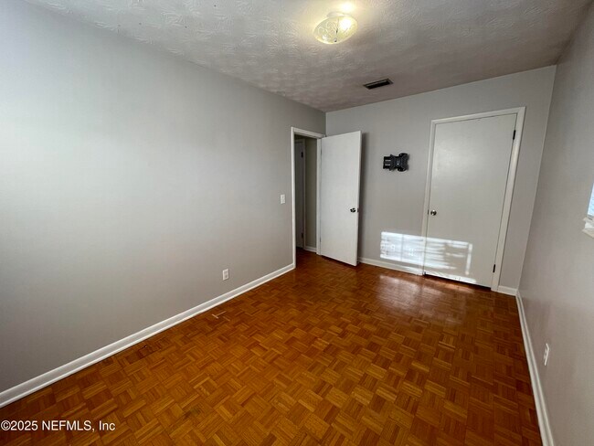 Building Photo - 1136 Willow Ln