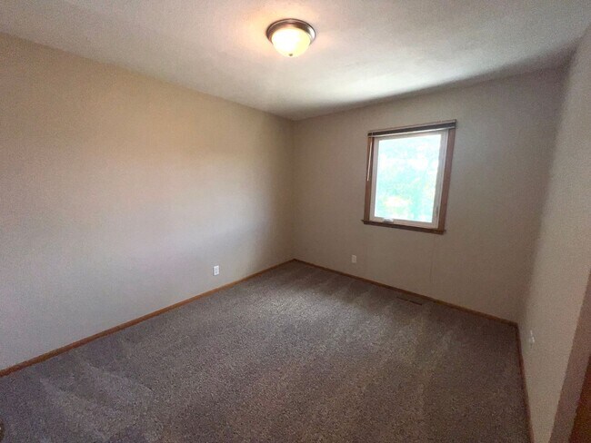 Building Photo - Spacious 3-bed, 2-bath Single Family Home!