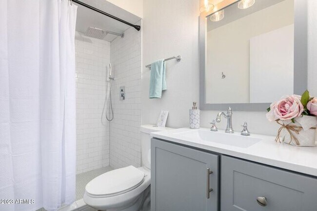 Building Photo - Furnished Optional 3 bed 2 bath Townhome