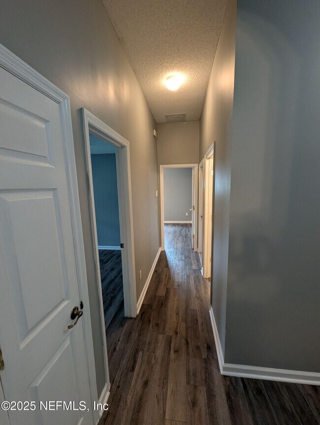 Building Photo - 712 N Edenbridge Way