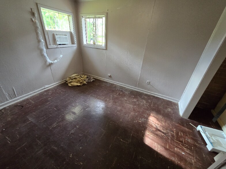 Building Photo - 2327 Morton Ave