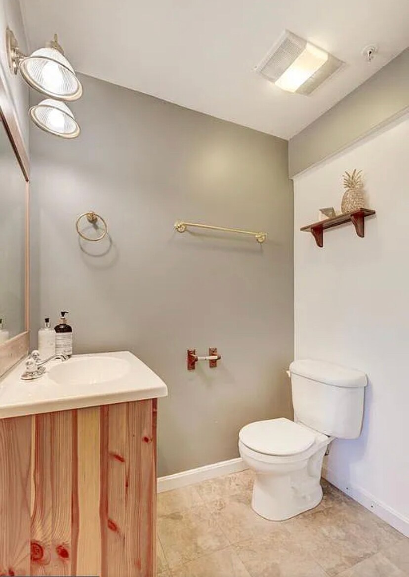 Basement 1/2 bath - 9848 Sherwood Farm Rd