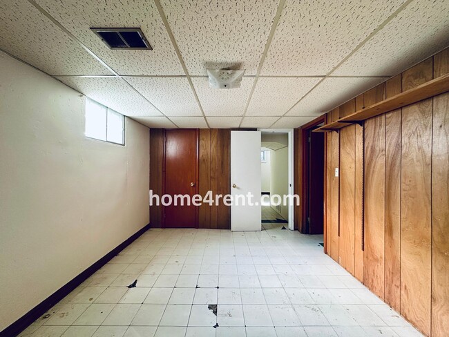 Building Photo - Charming Duplex Style Home with New Paint, Updated Floors, Finished Basement and a Quiet Back Patio!