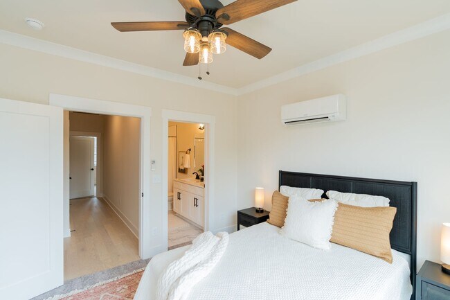 Building Photo - 2 Bedroom Townhome North Shore