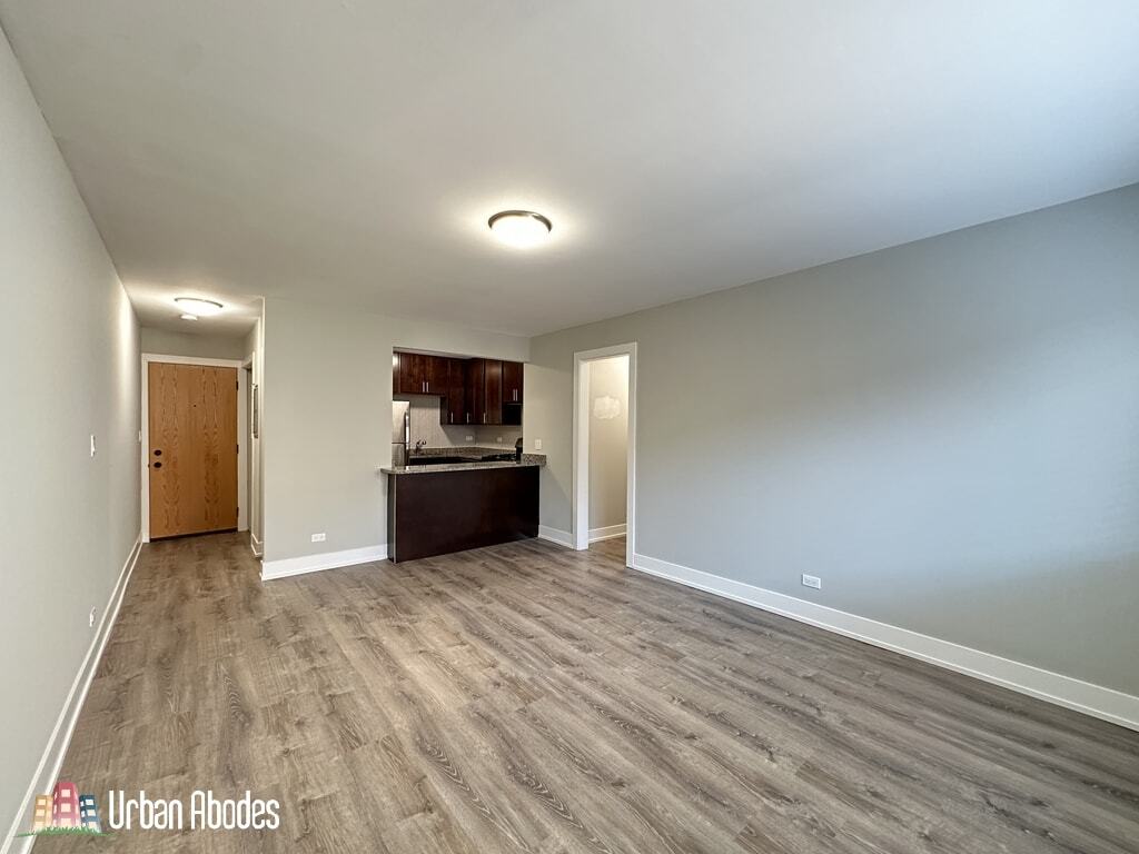 Building Photo - 528 W Surf St