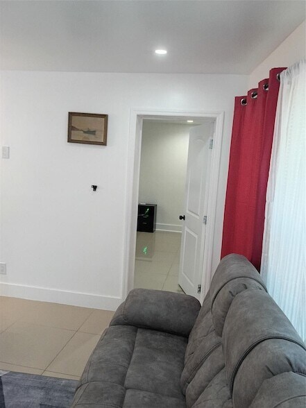 Building Photo - 2701 NE 9th Ave