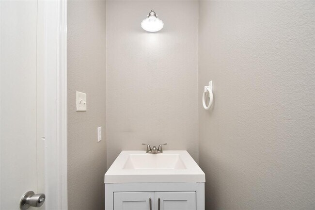 Building Photo - 24406 Lakecrest Village Dr