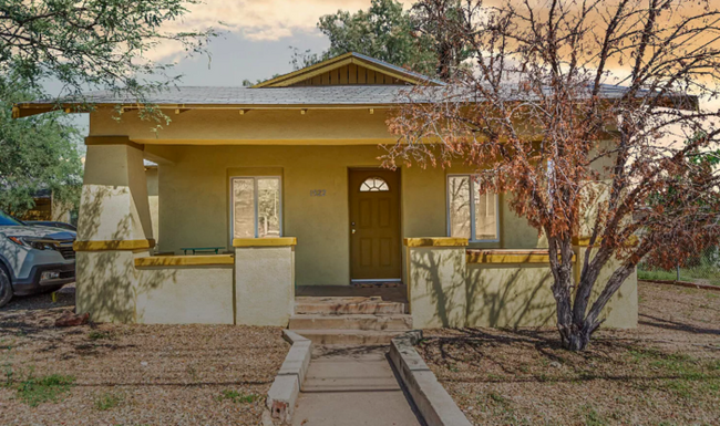 Building Photo - FULLY REMODELED HOME WITHIN A SHORT DISTAN...