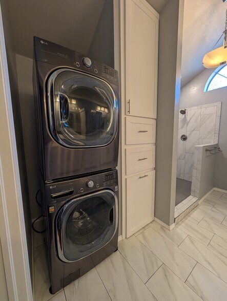 Washer-dryer set - 8701 NW 116th St