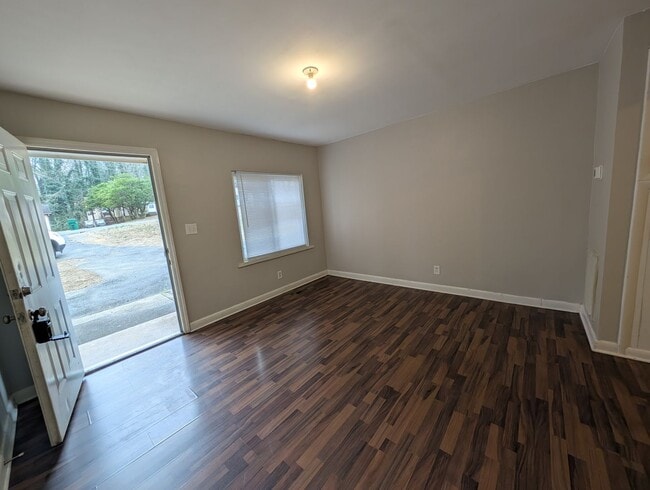 Building Photo - One Bedroom, One bath duplex apartment located in Greenwood Park!