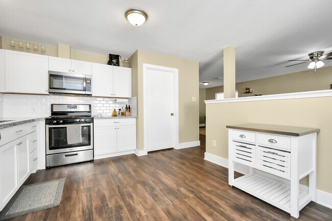 Building Photo - 3947 Carriage Park Row