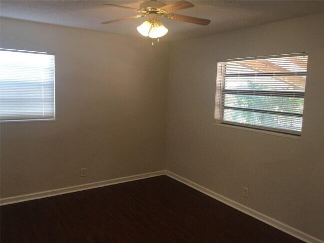 Building Photo - 720 N 66 Terrace