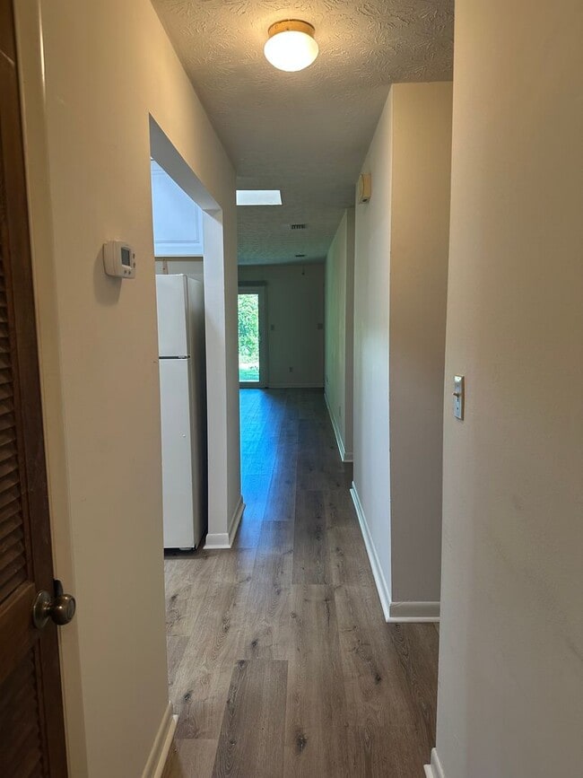 Building Photo - Gorgeous 2/1 located in the heart of Talla...