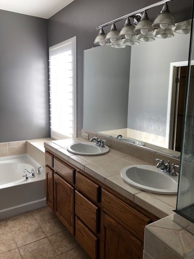 Building Photo - Beautiful 4 Bedroom in NW!